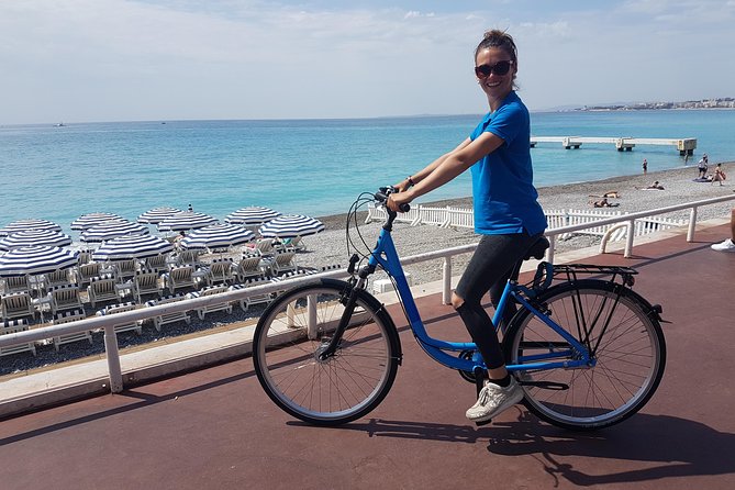 City bike rental in Nice - Riding onto the Promenade des Anglais