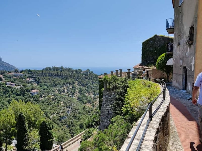 Èze: Walking Tour with a Local Guide - Following the lanes past Château de La Chèvre d’Or