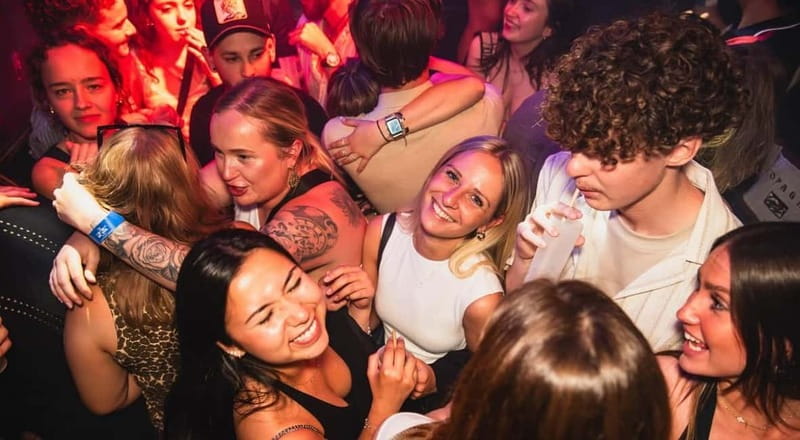 Nice: Bar/Pub Crawl with Free Shots and VIP Entry - What the €11 Nice bar crawl really offers
