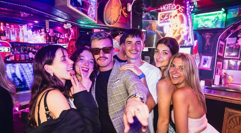 Nice: Bar/Pub Crawl with Free Shots and VIP Entry - Moving through Nice after dark