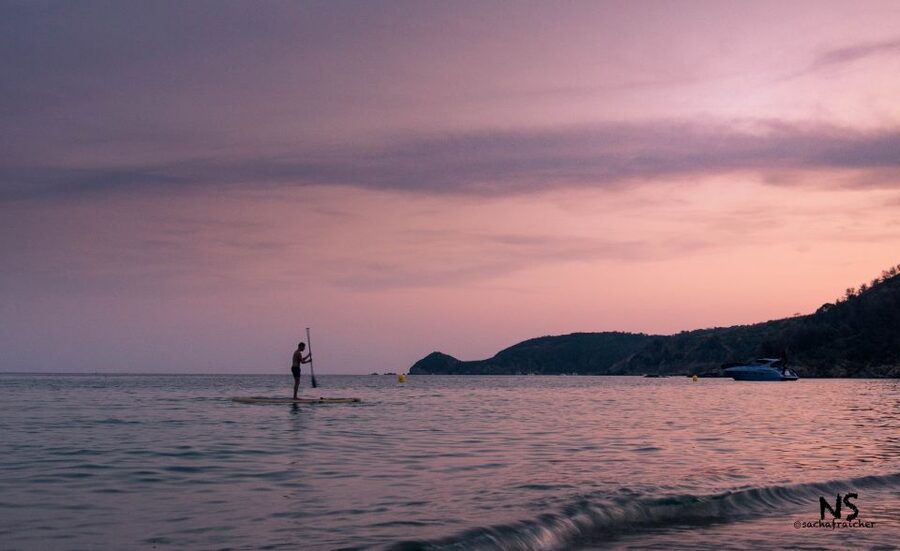Sunset trip kayak tour in the gulf of Saint-Tropez - Paddling from Pampelonne toward Cap Camarat